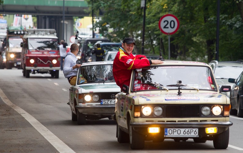 Na drodze do hiszpańskiego Lloret de Mar uczestników rajdu czeka jeszcze jedna ciężka przeprawa – Pireneje. <br>Rajd Złombol 2014 na zdjęciu na pierwszym planie Fiat 125p<br><br> (ag/mr) PAP/Andrzej Grygiel
