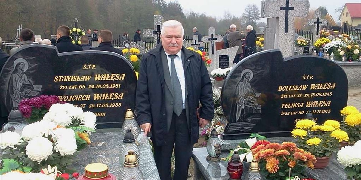 Wałęsa pokazał groby bliskich