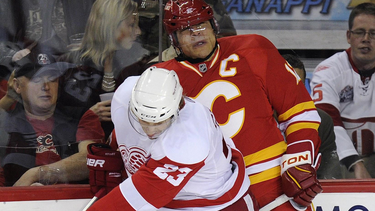 Atmosferę i przebieg meczu fazy play off miał pojedynek Detroit Red Wings z Calgary Flames. Spotkanie było szybkie, pełne zwrotów akcji i z dramatyczną końcówką. Dogrywka wypadła na korzyść gospodarzy, którzy wygrali z hokeistami z Calgary 5:4.