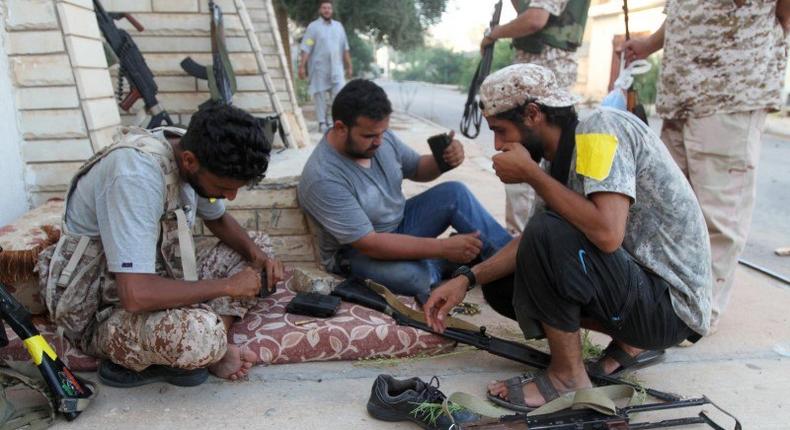 Fighters from Libyan forces allied with the U.N.-backed government load their weapon magazines during a battle with Islamic State fighters in Sirte, Libya August 21, 2016. Picture taken August 21, 2016. 