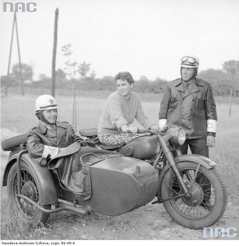 Funkcjonariusze 'drogówki' Milicji Obywatelskiej z motocyklem M-72