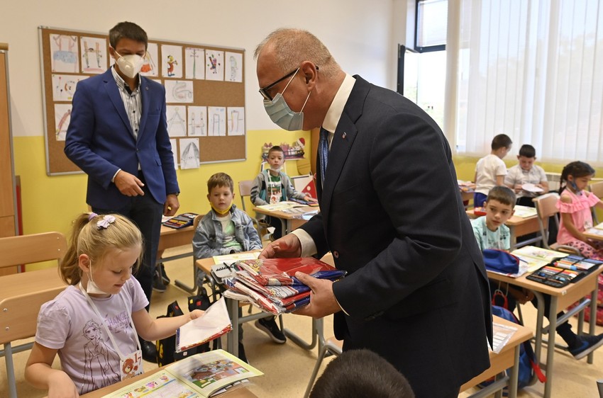 Besplatne tablete obezbedio je Grad Beograd na inicijativu zamenika gradonačelnika Gorana Vesića