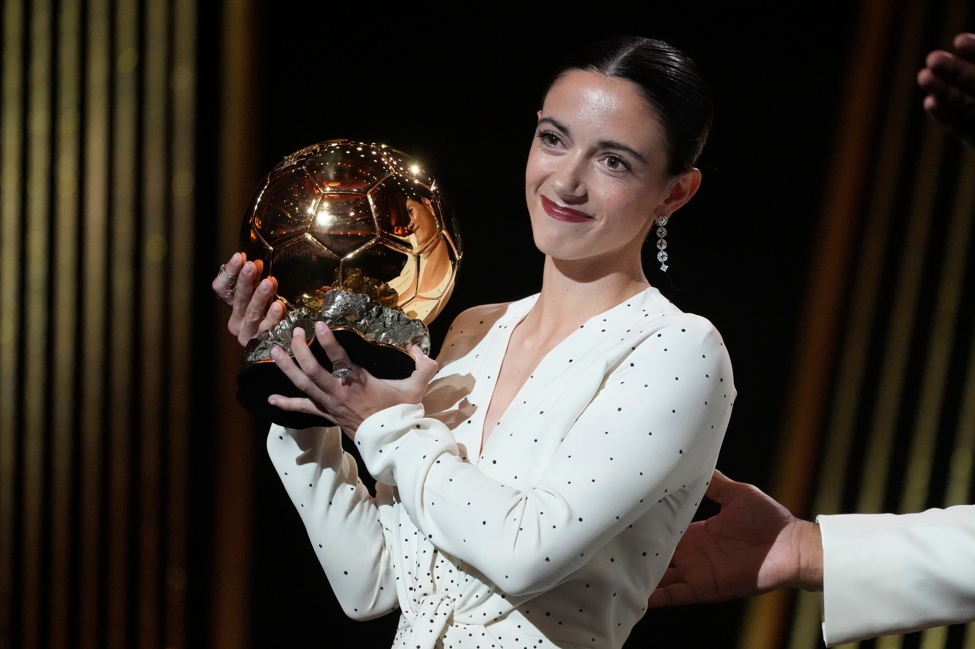 Aitana Bonmati z Barcelony preberá ocenenie Zlatá lopta.
