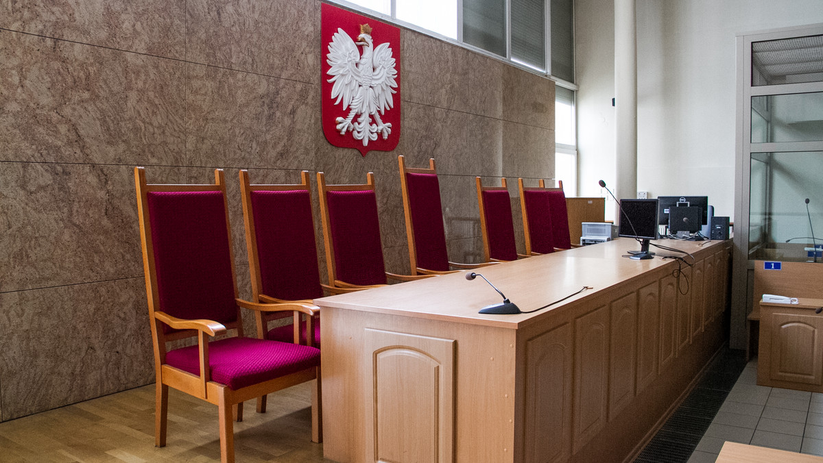 Dziś w bygdoskim sądzie rejonowym ruszył proces byłego radnego miejskiego Rafała P., który miał znęcać się psychicznie i fizycznie nad żoną. Mężczyzna nie przyznaje się do winy.
