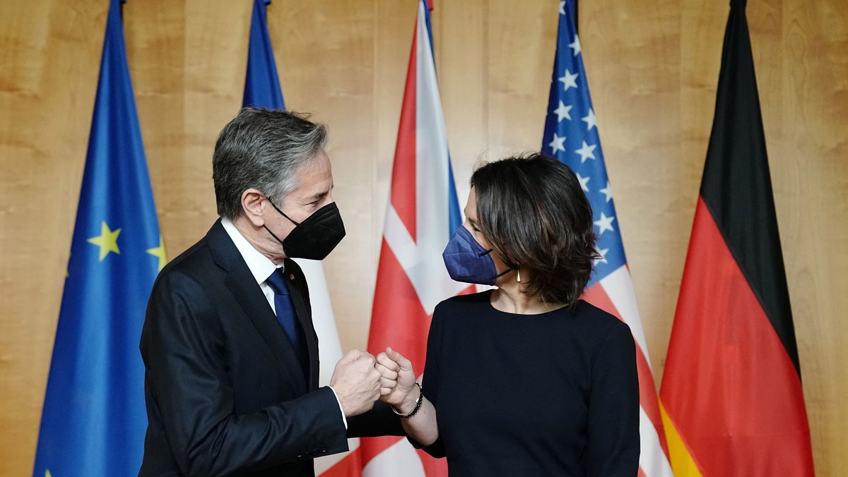 German Foreign Minister Annalena Baerbock (R) greets US Secretary of State Antony Blinken for talks at the Foreign Oce on January 20, 2022 in Berlin, Germany