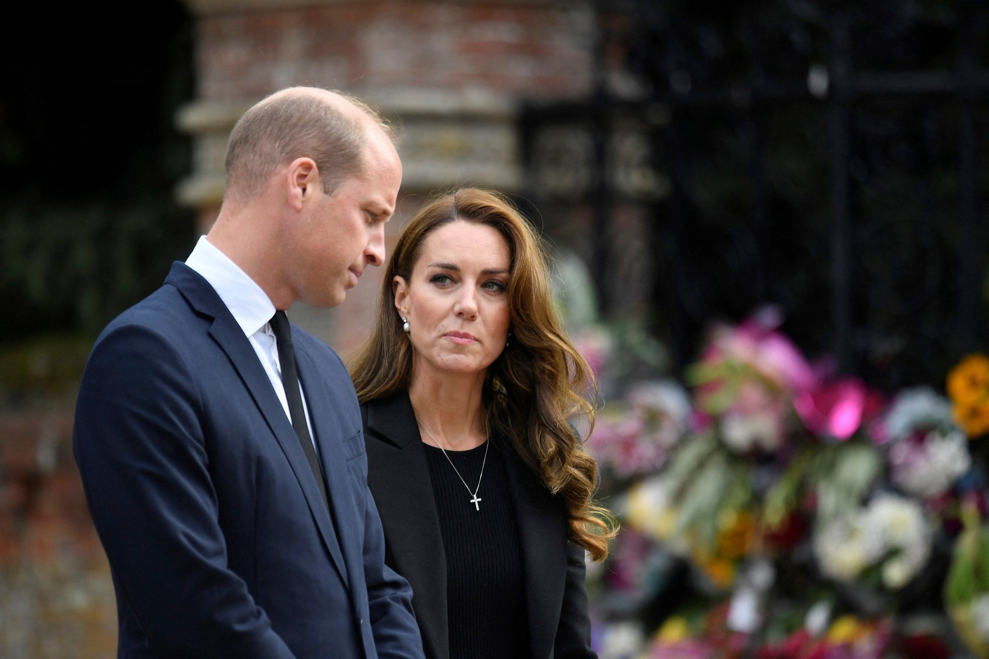 William a Kate počas obhliadky kvetov na znak úcty k pamiatke kráľovnej v Sandringhame.