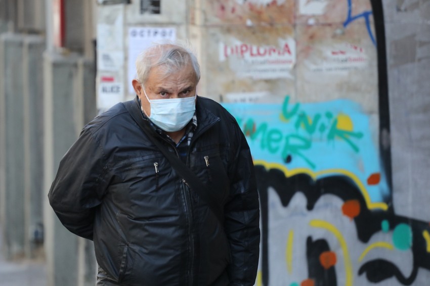 Najstariji sugrađani mogu da okrenu brojeve kol centara ukoliko imaju potrebu da im se dostave namirnice ili lekovi