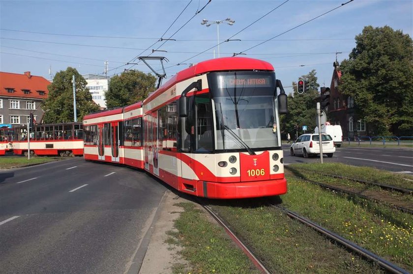 TRAMWAJE PISZCZA NA ZAKRETACH