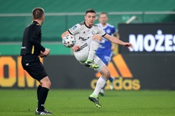 Sędzia głównym aktorem. Pomógł Stali i skrzywdził Legię? [WYNIKI i TABELA]