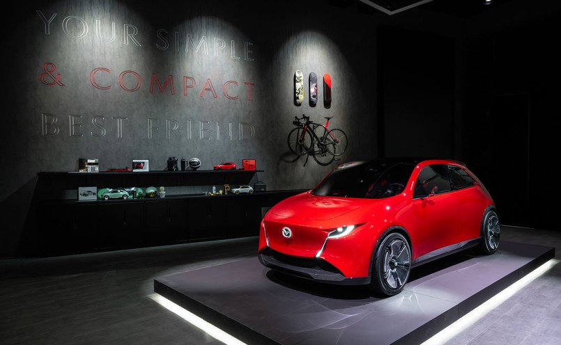 Nowa Mazda Vision X-Compact to najnowsze dzieło japońskiej marki z Hiroszimy. Gdyby już jutro weszła do sprzedaży, to fabryka mogłaby nie nadążyć z produkcją. Co w niej tak niezwykłego? Czego mogą spodziewać się kierowcy? Mazda Cross Compact z nowym logo marki