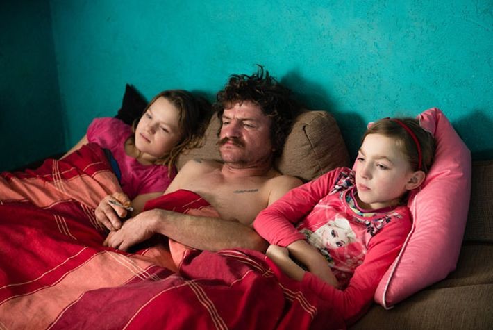 Autor: Joanna Mrówka, Forum Polska Agencja Fotografów<br>
Broniszów. Zdjęcie z fotoreportażu pokazującego codzienne życie mieszkańców tej niewielkiej wsi. W tej rodzinie ojciec pracuje w Niemczech, wraca do domu tylko na święta. Wtedy młodsze dzieci, stęsknione, nie opuszczają go oni na krok. Tu: wspólne oglądanie telewizji. 31 grudnia 2015  
<br><br>Źródło fot. <a href='http://www.grandpressphoto.pl/prasa/' style='color: blue'> Grand Press Photo 2016</a>