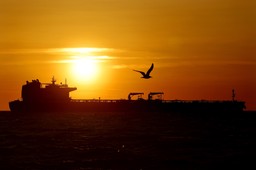 ta wojna wstrząsnęła rynkami energii. teraz może się zakończyć. ceny ropy reagują