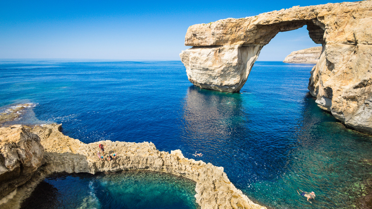 Słynne Lazurowe Okno (Azure Window) to most skalny, który znajdował się u wybrzeży wyspy Gozo. Dzisiaj rano pojawiła się informacja, że się zawalił i zniknął pod wodą.