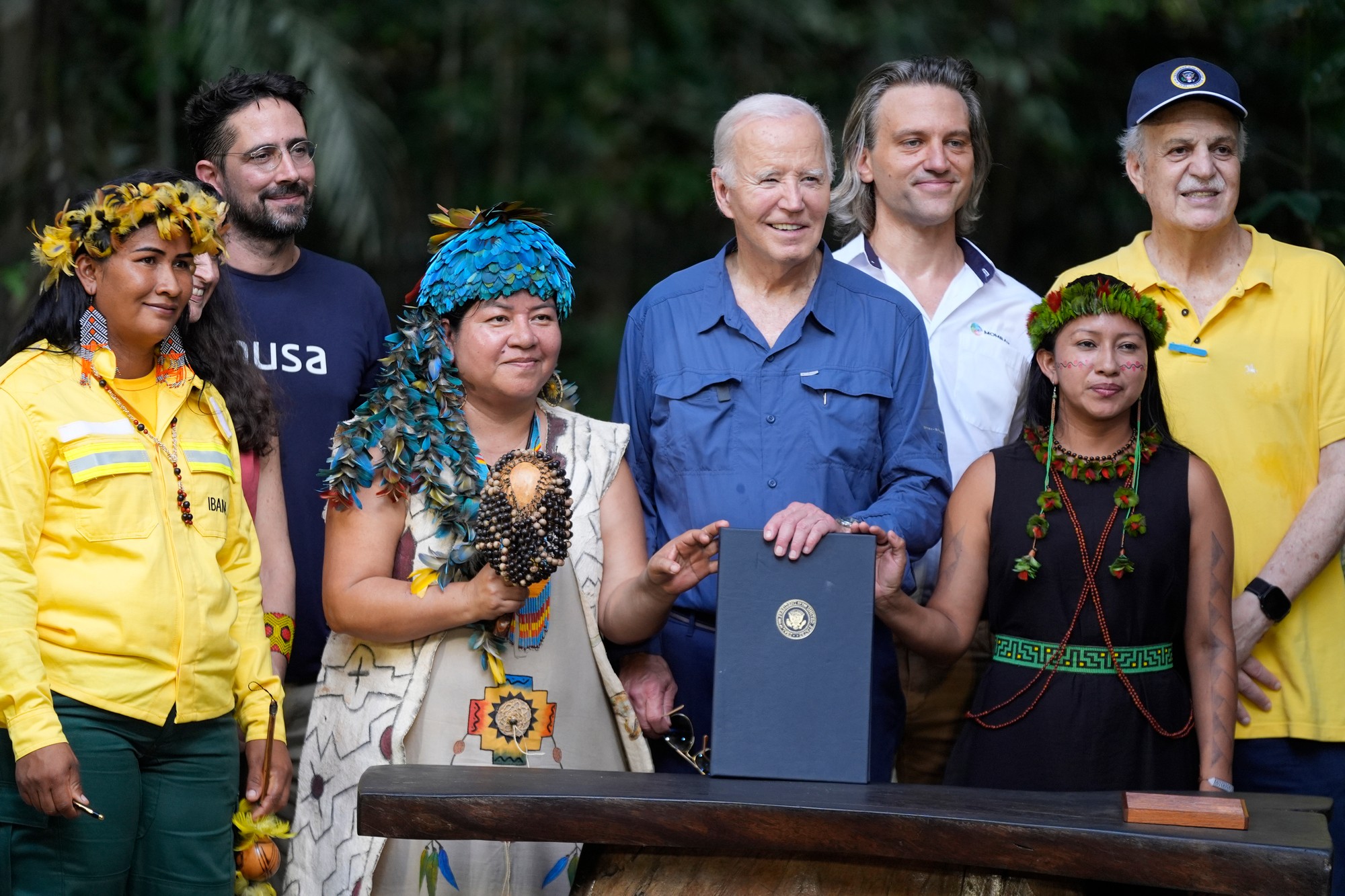Americký prezident Joe Biden pózuje po podpise vyhlásenia, ktorým sa 17. november vyhlasuje za Medzinárodný deň ochrany prírody, po prehliadke prírodnej rezervácie Amazónskeho dažďového pralesa v Manause.