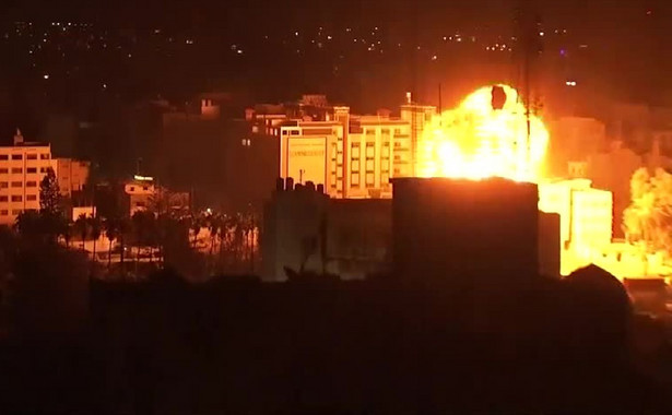 Potężna eksplozja w Gazie. Izraelskie wojsko zniszczyło wielopiętrowy biurowiec [WIDEO]