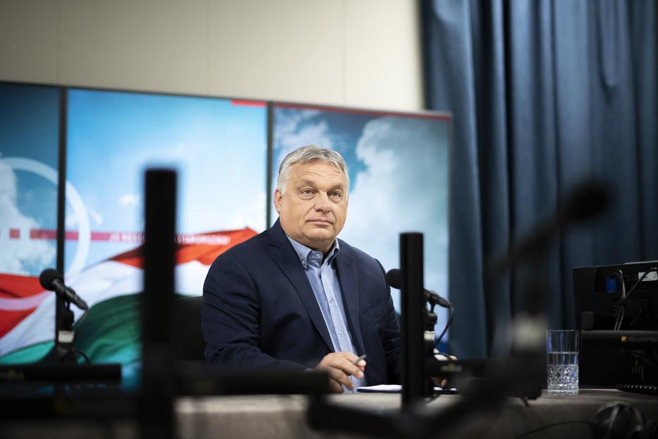 A Miniszterelnöki Sajtóiroda által közreadott képen Orbán Viktor kormányfő a Kossuth rádió stúdiójában, ahol interjút adott a Jó reggelt, Magyarország! című műsorban 2022. július 15-én / Fotó: MTI/Miniszterelnöki Sajtóiroda/Benko Vivien Cher
