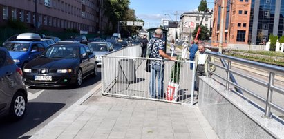 Przejście dla pieszych odgrodzone barierką