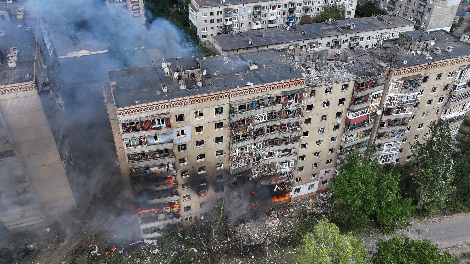 Horiaci panelák v meste Kosťantynivka po ruskom leteckom bombardovaní.