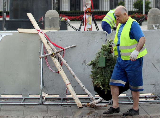 Usunęli obrońców krzyża