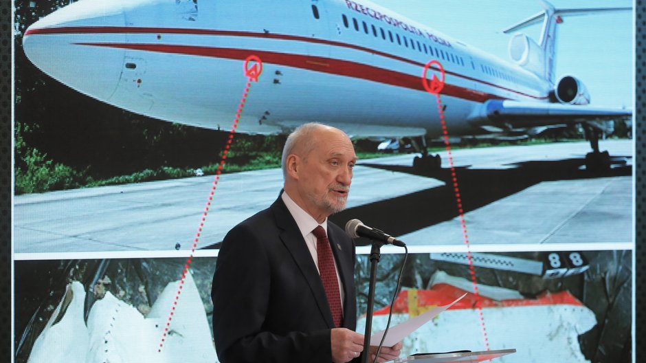 Antoni Macierewicz podczas prezentacji raportu Podkomisji Smoleńskiej.