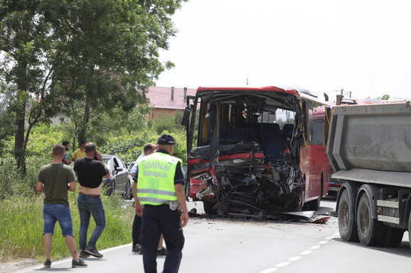 "BLIC" SAZNAJE Kamiondžija koji je izazvao tešku nesreću kod Obrenovca VOZIO DROGIRAN! Poginuo vozač autobusa, 21 osoba povređena