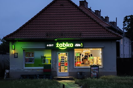 Żabka ogłasza się "królową hot dogów". Wiadomo, ile ich sprzedaje