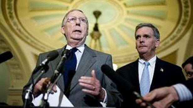 Republikańscy senatorzy Mitch McConnell i Judd Gregg prezentują swoje stanowisko ws. pakietu ratunkowego. Fot. Bloomberg News