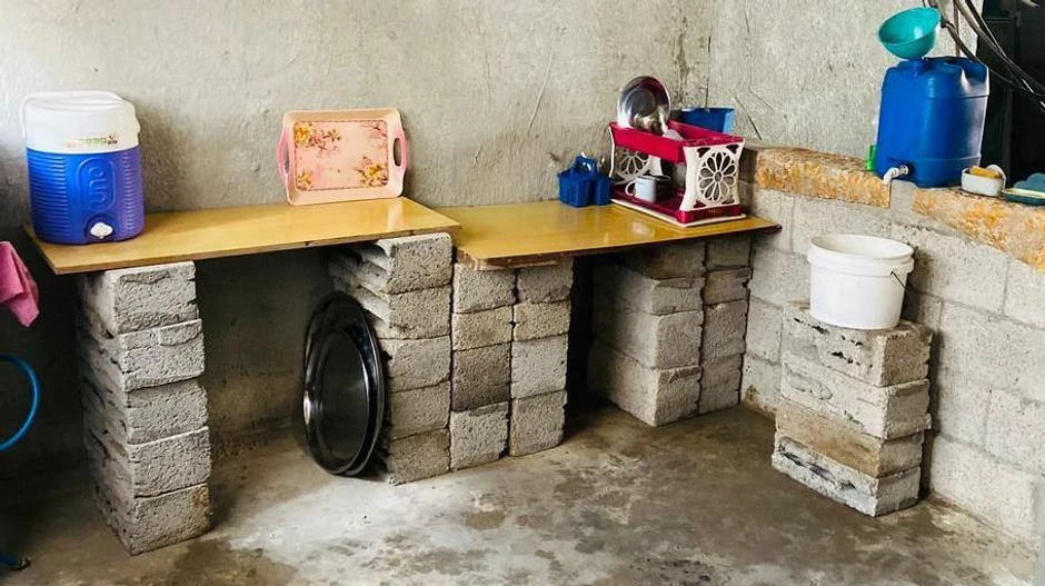 Hudin dom je priručno sklonište, a kuhinja je morala da bude improvizovana | Foto: Huda M