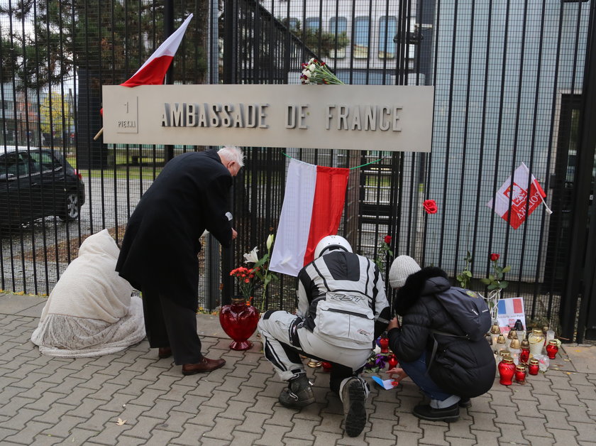 Warszawiacy solidaryzują się z Paryżem. Kwiaty i znicze przed ambasadą 