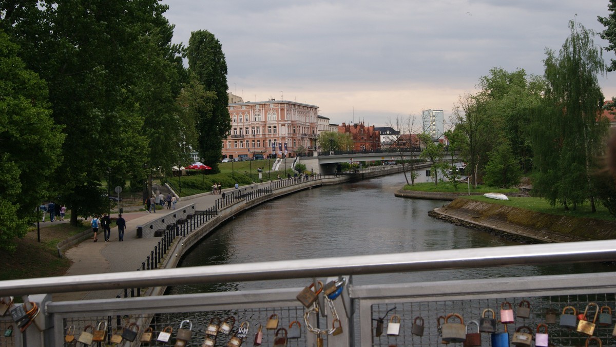 Fundacja Schumana w raporcie "Zrównoważony rozwój miast" zestawiła i porównała 66 polskich miast na prawach powiatu. Miasto nad Brdą zajęło pierwsze miejsce w kategorii jakości środowiska, natomiast w ogólnym rankingu zrównoważonego rozwoju uplasowało się na 9. pozycji. Toruń, czyli druga stolica Kujawko-Pomorskiego, znalazł się na 14. miejscu.