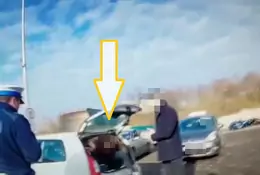 Policjanci byli zaskoczeni. Dostrzegli twarz w bagażniku [WIDEO]