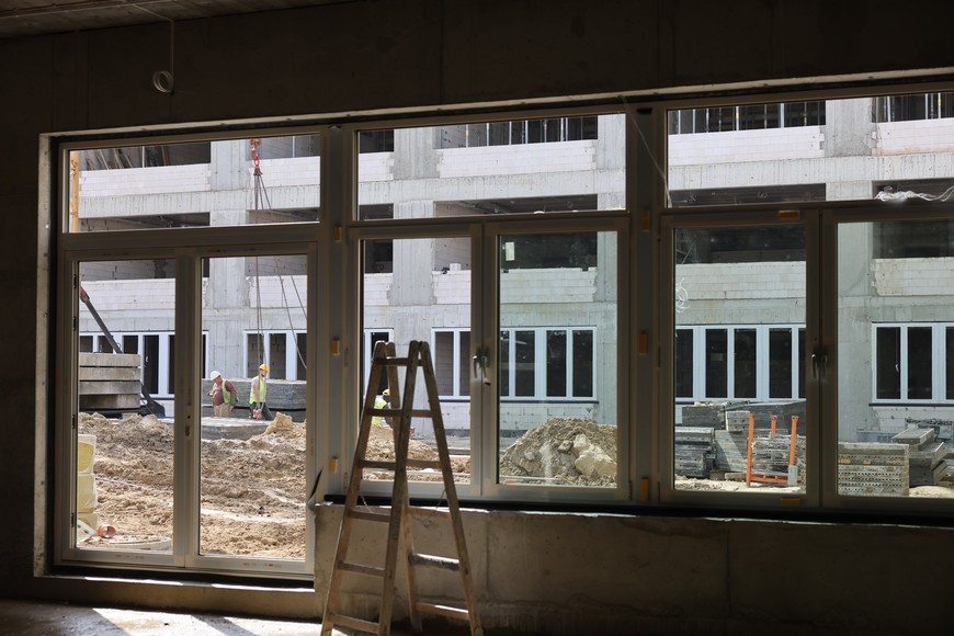 W części przedszkolnej są już zamontowane okna