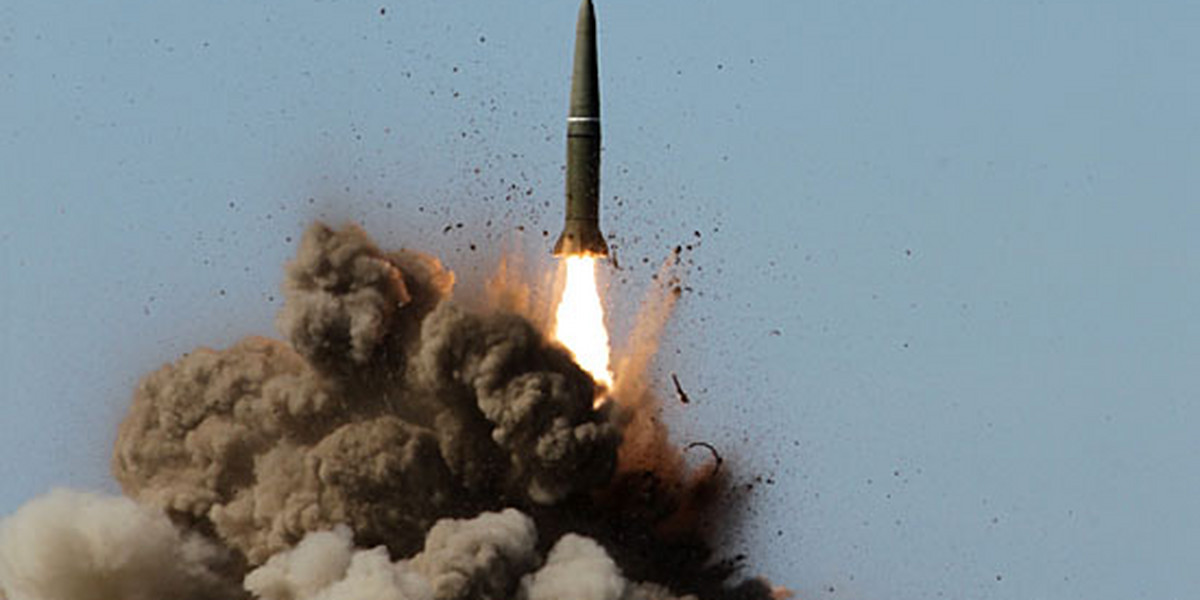 Rosyjska rakieta balistyczna Iskander mogąca przenosić głowice atomowe. To właśnie ją elektronicznie odpalili Rosjanie