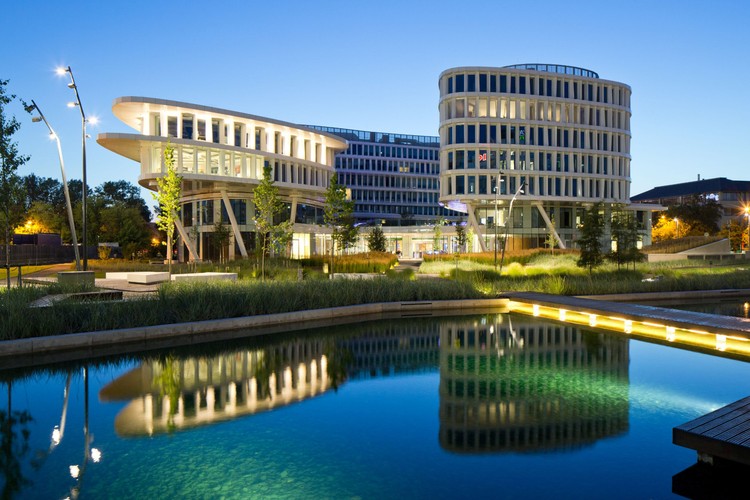 Koncepcja zielonych parków biznesowych Business Garden jest oparta na zasadach zrównoważonego budownictwa. Kompleks otrzymał certyfikację LEED na poziomie złotym, a także I nagrodę w zainaugurowanej w tym roku przez Ministra Środowiska pierwszej edycji konkursu Projekt:Przestrzeń w kategorii projektów komercyjnych za przemyślany projekt architektury krajobrazu, podnoszący wartość estetyczną przestrzeni miasta.