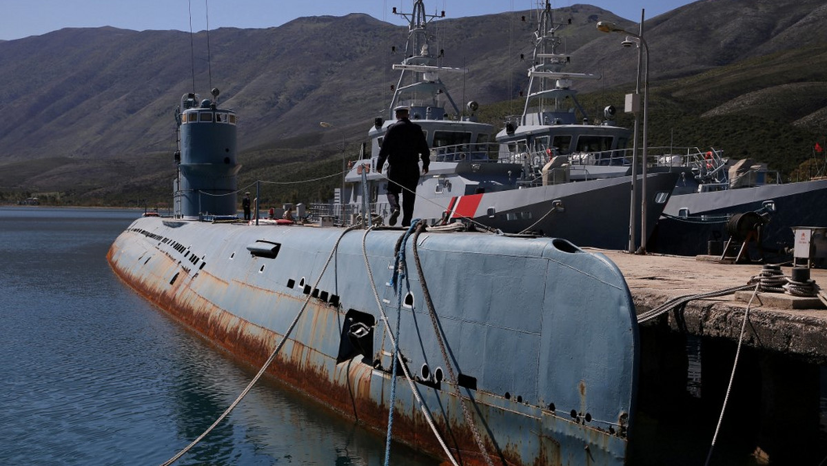 Radziecki okręt podwodny w albańskiej bazie Pashaliman nie chce iść na dno