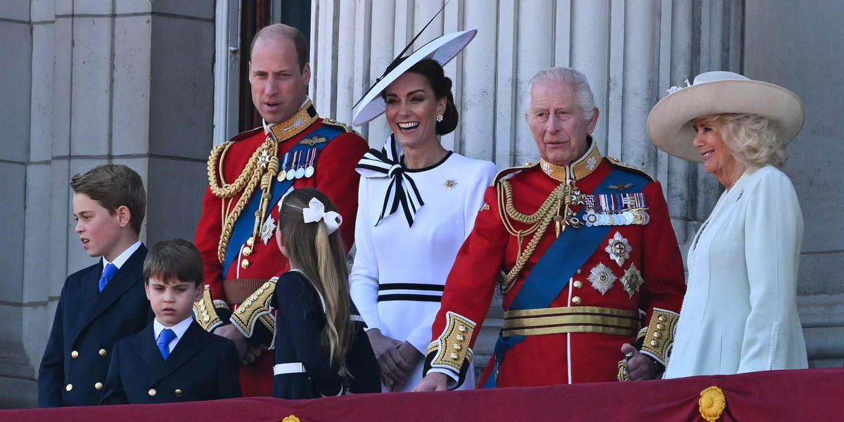 Rodzina królewska na balkonie. Kate koło króla.