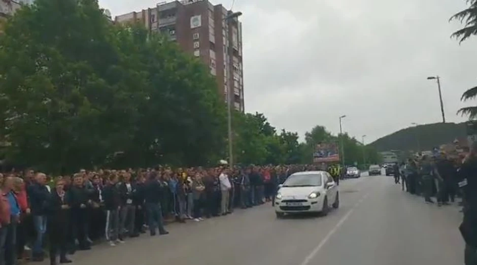 Okupljeni građani ispred Osnovnog suda u Nikšiću u znak podrške episkopu Joanikiju