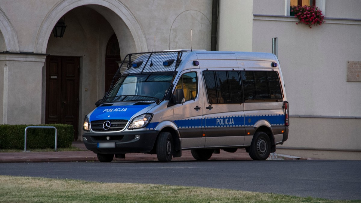 Po ok. pięciu godzinach przywrócono ruch na drodze krajowej nr 45 na odcinku Kluczbork - Wieluń w pobliżu miejscowości Wierzbie (Opolskie), gdzie rano zderzyły się dwa samochody osobowy i ciężarowy.