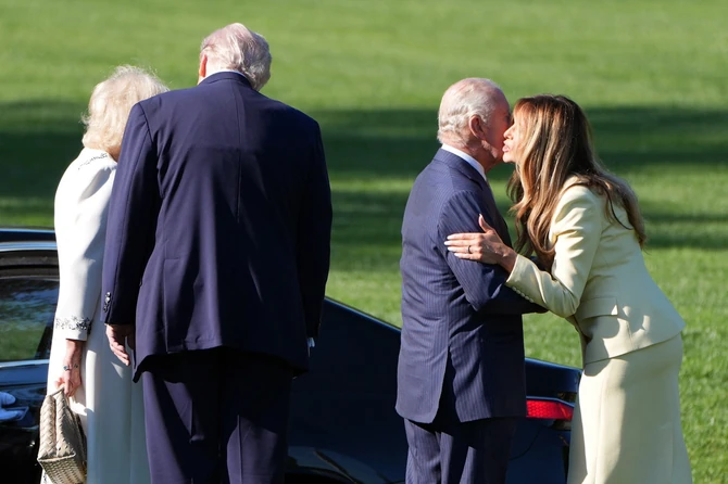 Još jedan poljubac kralja Čarlsa i Melanije Tramp