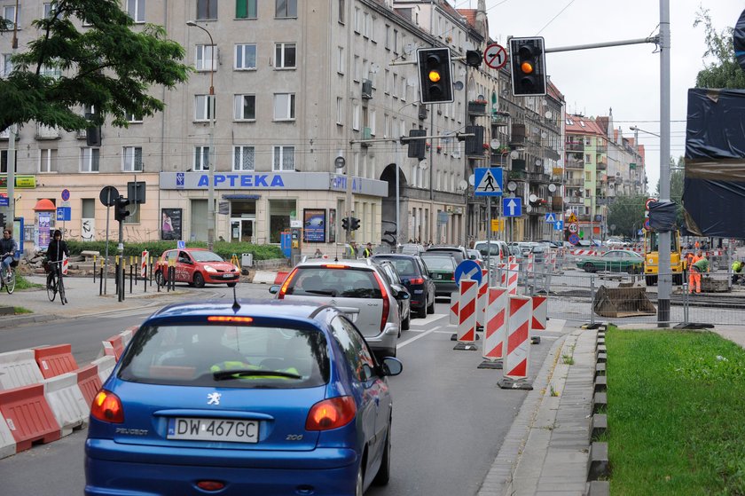 Zwężona ul. Wyszyńskiego we Wrocławiu