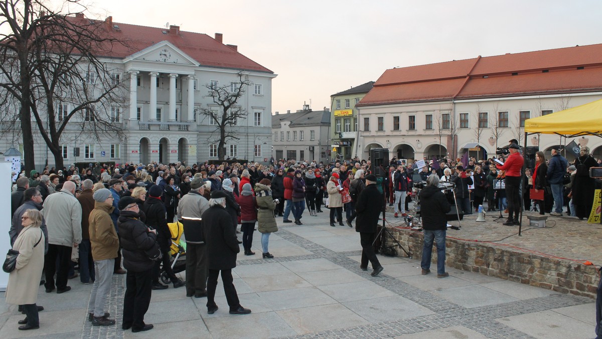 Dziś w całej Polsce odbędą się protesty pod nazwą "Czarny wtorek". Kobiety wyjdą na ulice także w Kielcach. Podczas manifestacji będą zbierać podpisy pod projektem Ratujmy Kobiety, który zakłada m.in. liberalizację przepisów antyaborcyjnych i bezpłatną antykoncepcję.