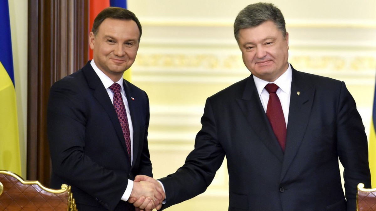 Prezydent Andrzej Duda złożył w tym tygodniu dwudniową wizytę w Kijowie. W jej trakcie padło wiele deklaracji dotyczących „strategicznego partnerstwa” i woli rozwijania stosunków polsko-ukraińskich. Teraz nadejdzie czas wypełnienia tych deklaracji konkretną treścią. Z przebiegu rozmów można wywnioskować, że obie strony są nastawione na większy pragmatyzm we wzajemnych relacjach.