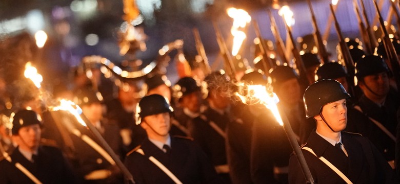 Niemieccy żołnierze maszerowali z pochodniami przed Reichstagiem. Fala krytyki [WIDEO]