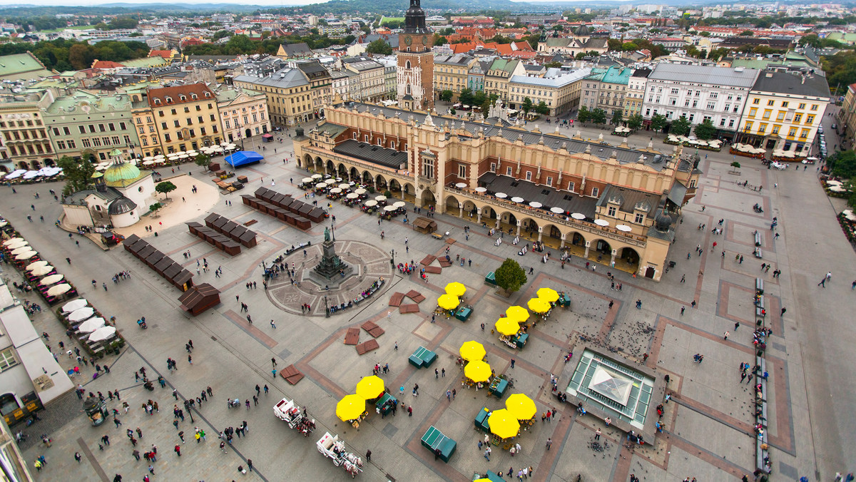 Kraków: Na Rynku nie będzie żółtych parasoli. RMF FM wycofało się z umowy