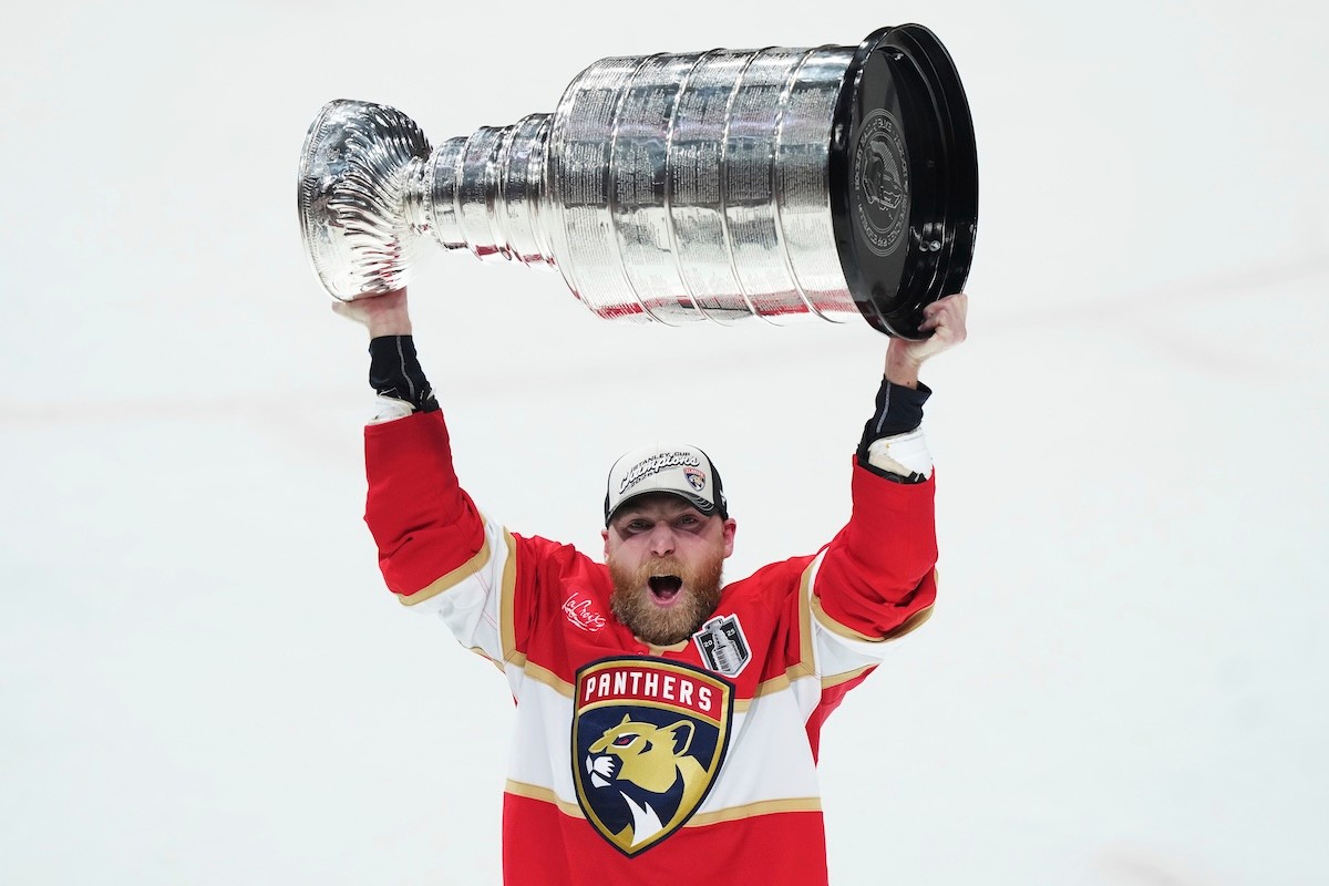 Hráč Floridy Sam Bennett dvíha nad hlavu Stanleyho pohár.