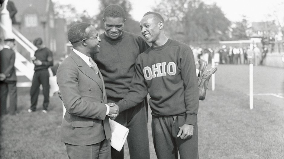 Jesse Owens (w dresie Ohio) odbiera gratulacje po niesamowitym wyczynie w Ann Arbor