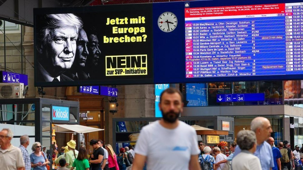 Na posterima koji pozivaju glasače da odbace ograničenje broja stanovnika su profili američkog, ruskog i kineskog predsednika, Donalda Trampa, Vladimira Putina i Si Đinpinga | Foto: Reuters