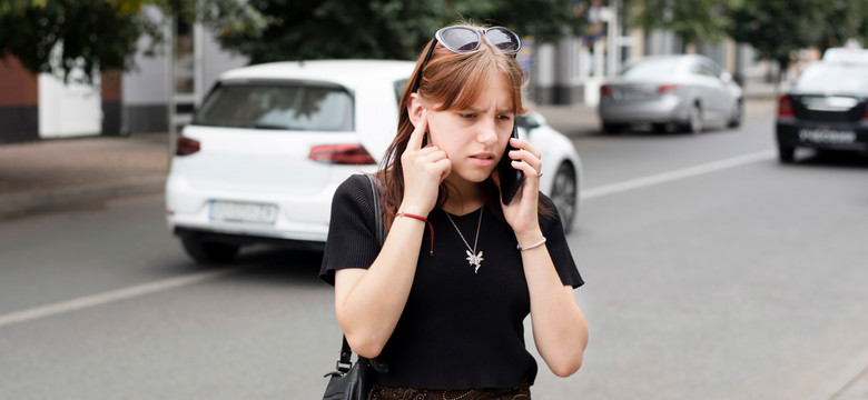 Pierwsze znaki ostrzegawcze, że masz problemy ze słuchem. Nie wolno ich ignorować