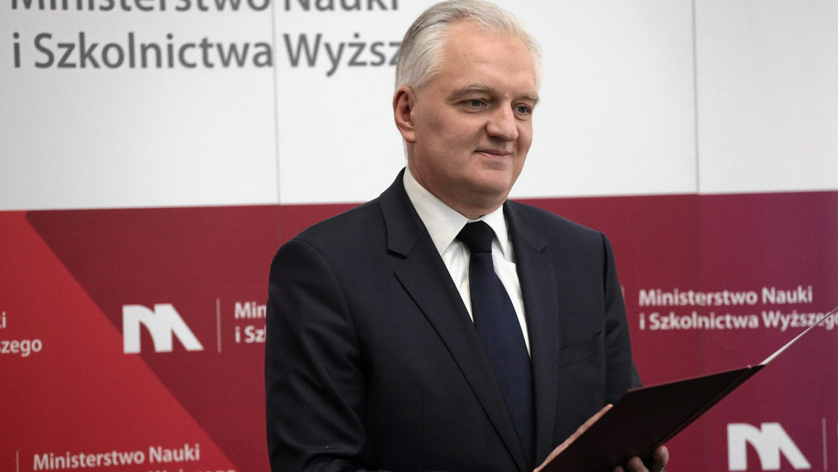 Ustawa o innowacyjności, deregulacja w szkolnictwie, walka z biurokracją i opracowanie nowej ustawy o szkolnictwie wyższym - to zmiany, jakie szykuje Jarosław Gowin, minister nauki i szkolnictwa wyższego. W Krakowie Gowin podsumował pierwsze 100 dni swojej pracy, a także zaprezentował swój całkiem nowy pomysł - zorganizowanie Narodowego Kongresu Nauki w 2017 roku. - Ujawniam to po raz pierwszy - stwierdził. O szczegółach swoich działań wicepremier opowie w rozmowie z Onetem już za kilka dni.