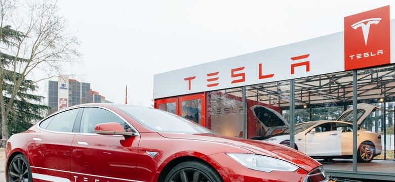 Tesla zhakowana. Da się uruchomić płatne opcje za darmo